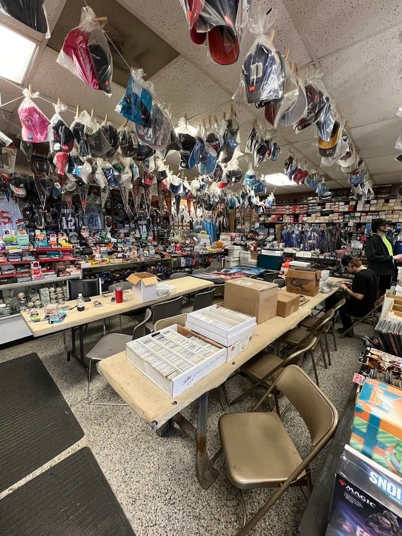 E & E Baseball Card Shop